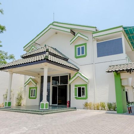 Hotel Taman Indah Madiun Exterior foto